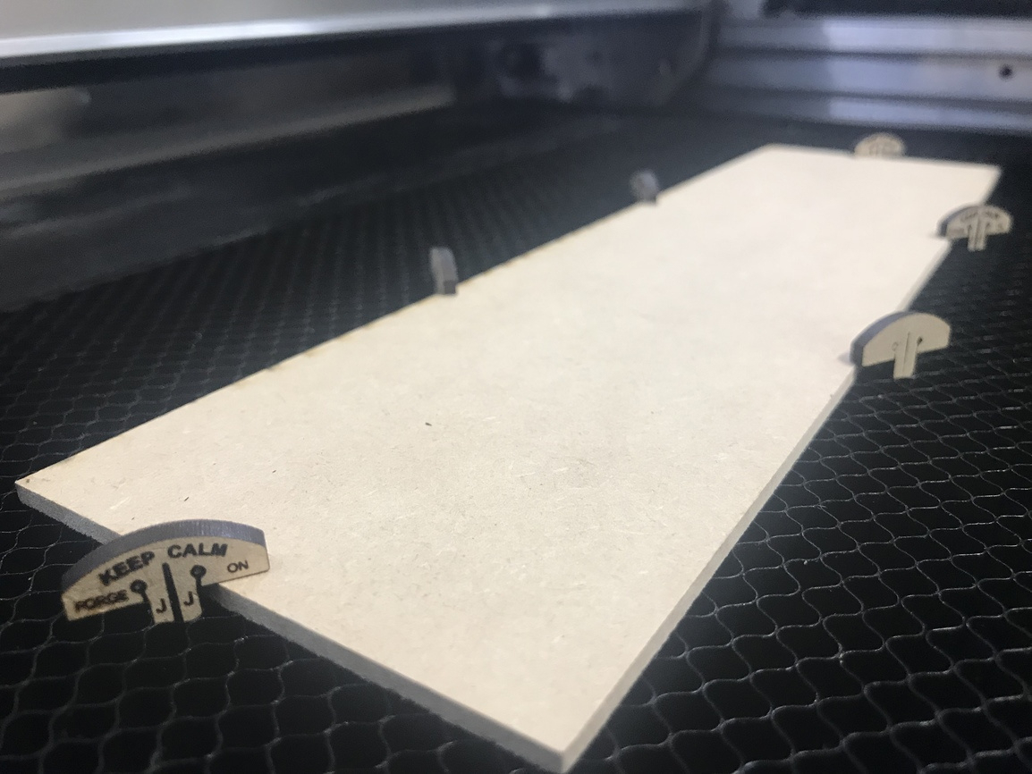 طرح تخت لانه زنبوری با سنجاق نگهدارنده مناسب برای استفاده در دستگاه های cnc چوب و cnc لیزر - laser cut honeycomb bed holdown pins svg file