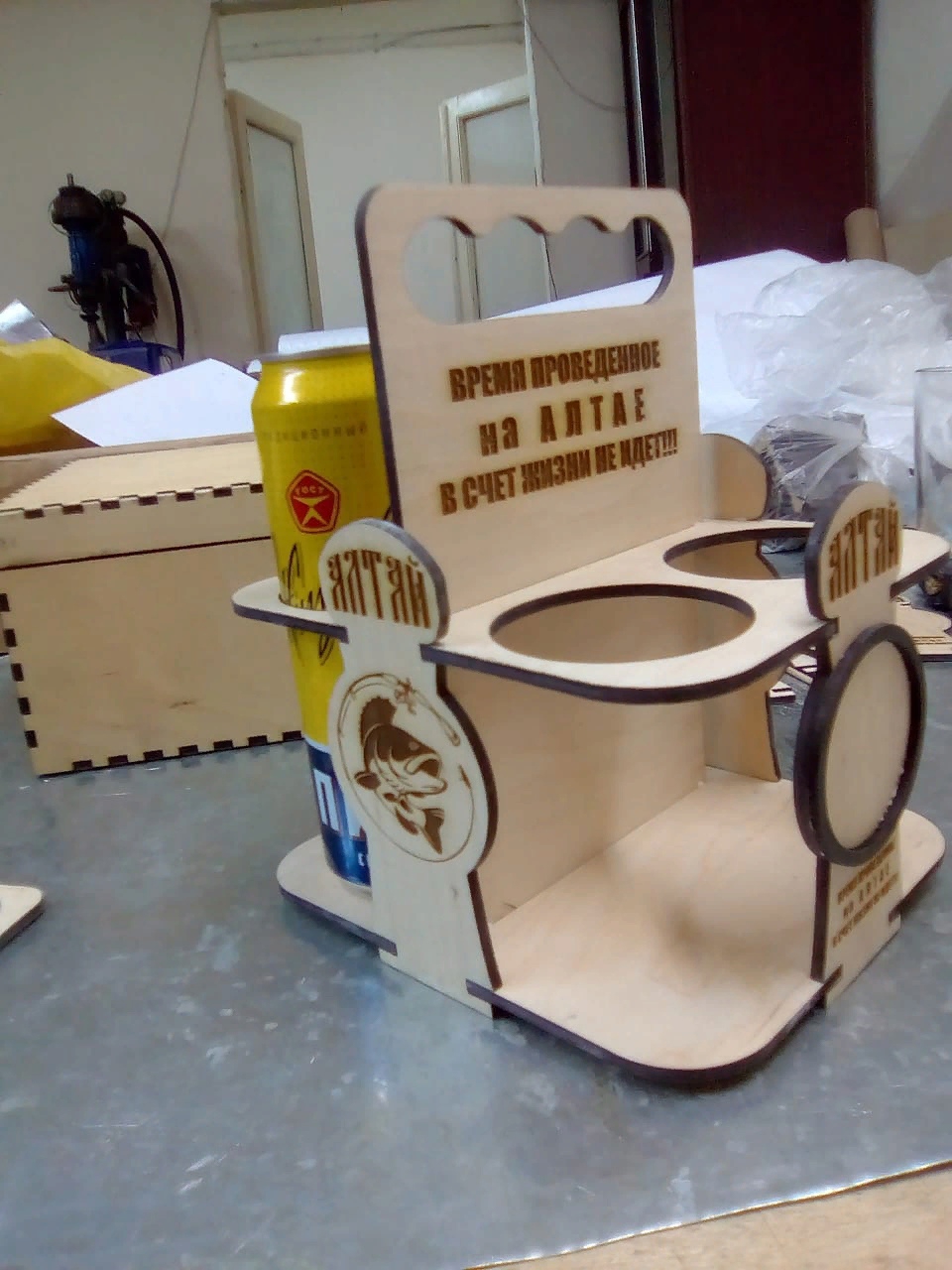 طرح جعبه حمل نوشابه از تخته سه لا مناسب برای استفاده در دستگاه های cnc چوب و cnc لیزر - laser cut plywood beer carrier beer caddy cdr file