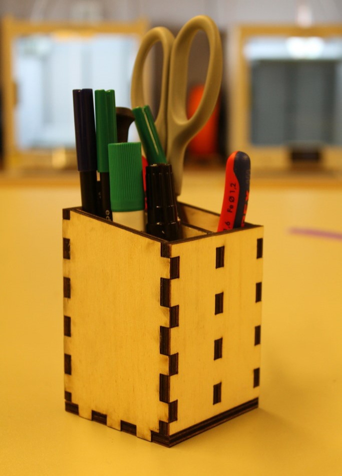 طرح پایه قلم ۶ میلی‌متری مناسب برای استفاده در دستگاه های cnc چوب و cnc لیزر - laser cut pen stand 6mm dxf file