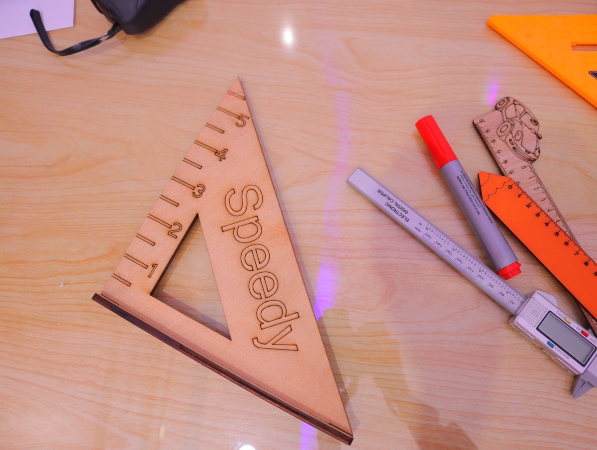 طرح مربع با سرعت 6 میلی‌متر مناسب برای استفاده در دستگاه های cnc چوب و cnc لیزر - laser cut speed square 6mm cdr file