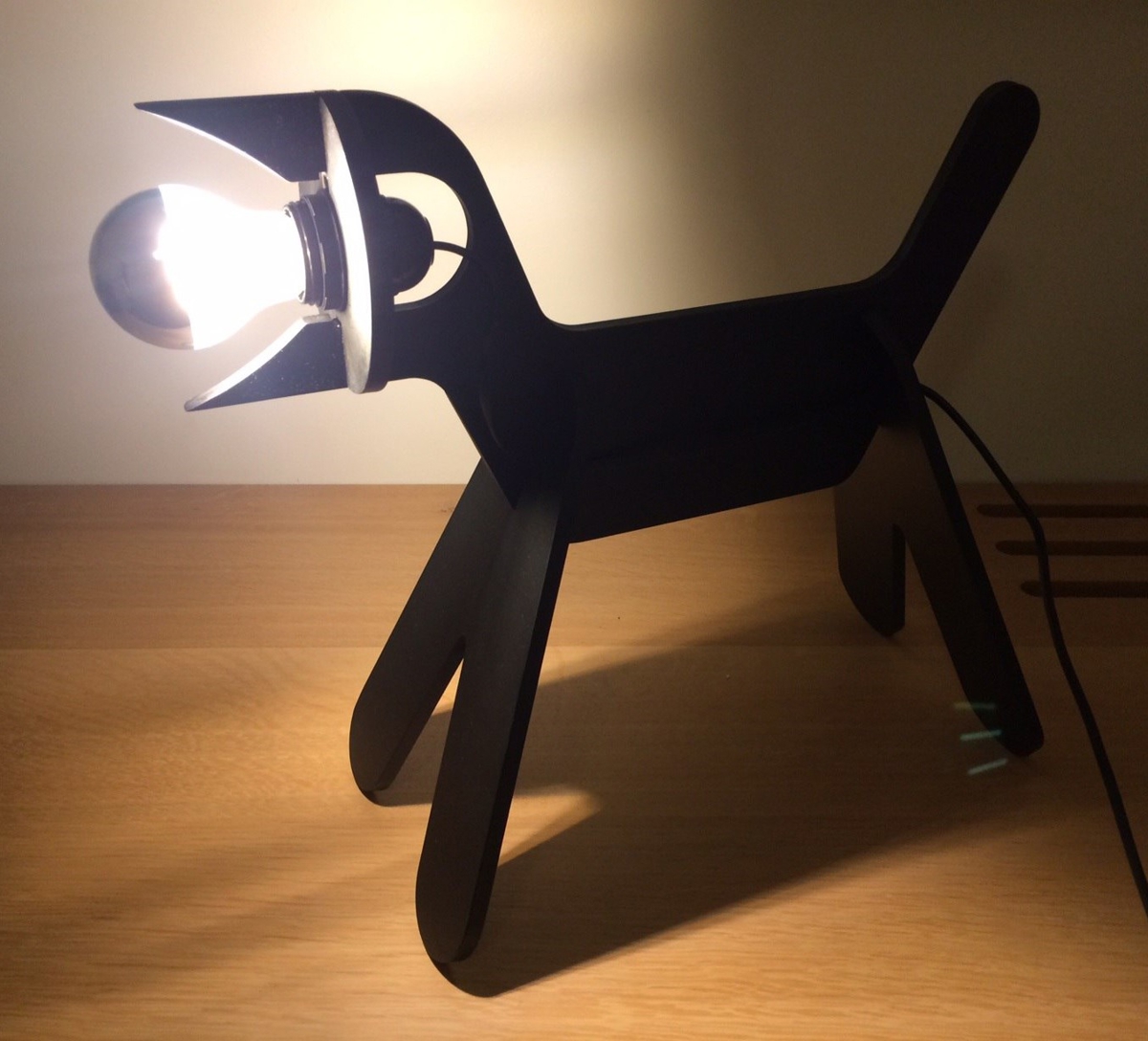 طرح چراغ مطالعه سگ بامزه مناسب برای استفاده در دستگاه های cnc چوب و cnc لیزر - laser cut cute dog lamp desk decor cdr file