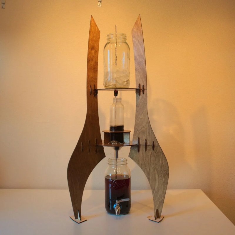طرح برج قهوه با طرح سفینه فضایی مناسب برای استفاده در دستگاه های cnc چوب و cnc لیزر - laser cut spaceship themed cold drip coffee tower dxf file