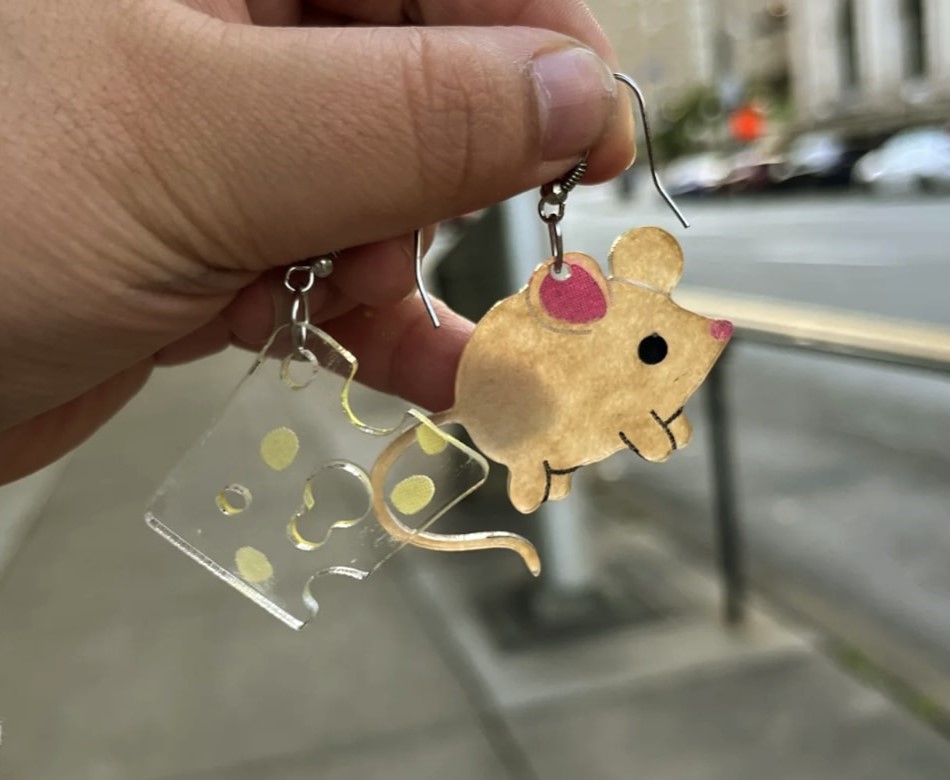 طرح گوشواره موش و پنیر مناسب برای استفاده در دستگاه های cnc چوب و cnc لیزر - laser cut mouse and cheese earrings svg file