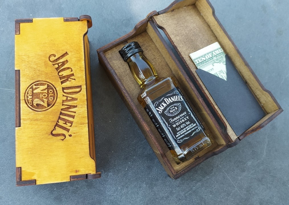 طرح جعبه هدیه چوبی جک دنیلز مناسب برای استفاده در دستگاه های cnc چوب و cnc لیزر - laser cut jack daniels wooden gift box cdr file