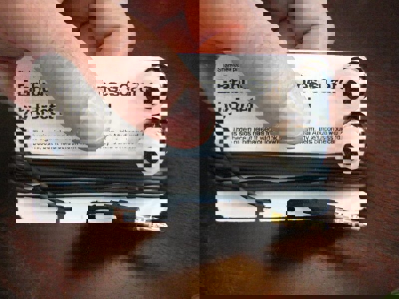 طرح کارت ویزیت هدفون مناسب برای استفاده در دستگاه های cnc چوب و cnc لیزر - laser cut earbud wrap business card svg file