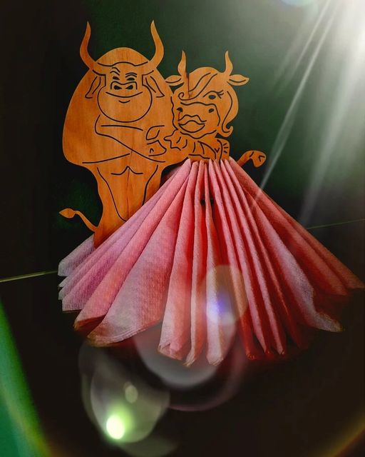 طرح جا دستمال سفره طرح گاو سال نو به صورت تایپوگرافی مناسب برای استفاده در دستگاه های cnc چوب و cnc لیزر - laser cut new year bull napkin holder cdr file