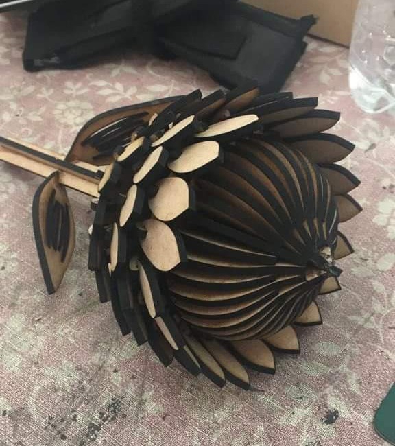 طرح گل چوبی با برگ 3 میلی‌متری مناسب برای استفاده در دستگاه های cnc چوب و cnc لیزر - laser cut wooden flower with leaves 3mm cdr file