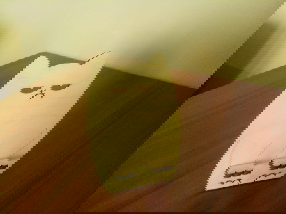 طرح پایه گوشی چوبی طرح گربه بدخلق مناسب برای استفاده در دستگاه های cnc چوب و cnc لیزر - laser cut wooden grumpy cat phone stand cdr file