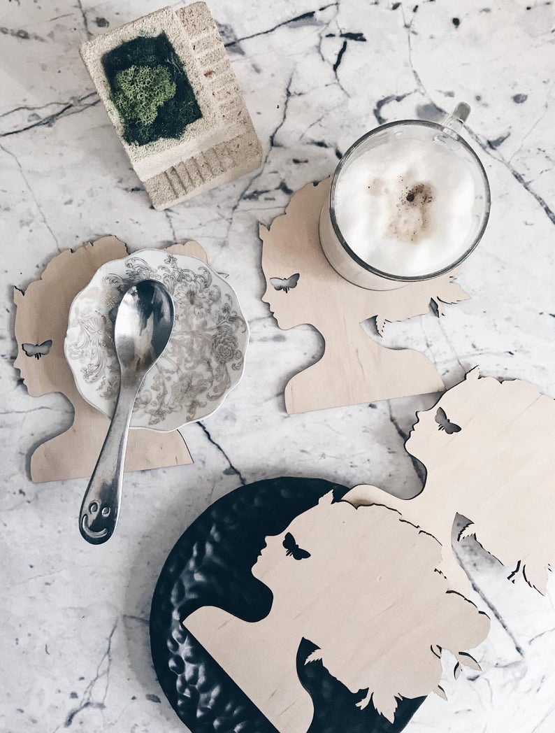 طرح زیرلیوانی پروانه ای با چهره جذاب برای خانم ها مناسب برای استفاده در دستگاه های cnc چوب و cnc لیزر - laser cut charming lady face butterfly coasters cdr file