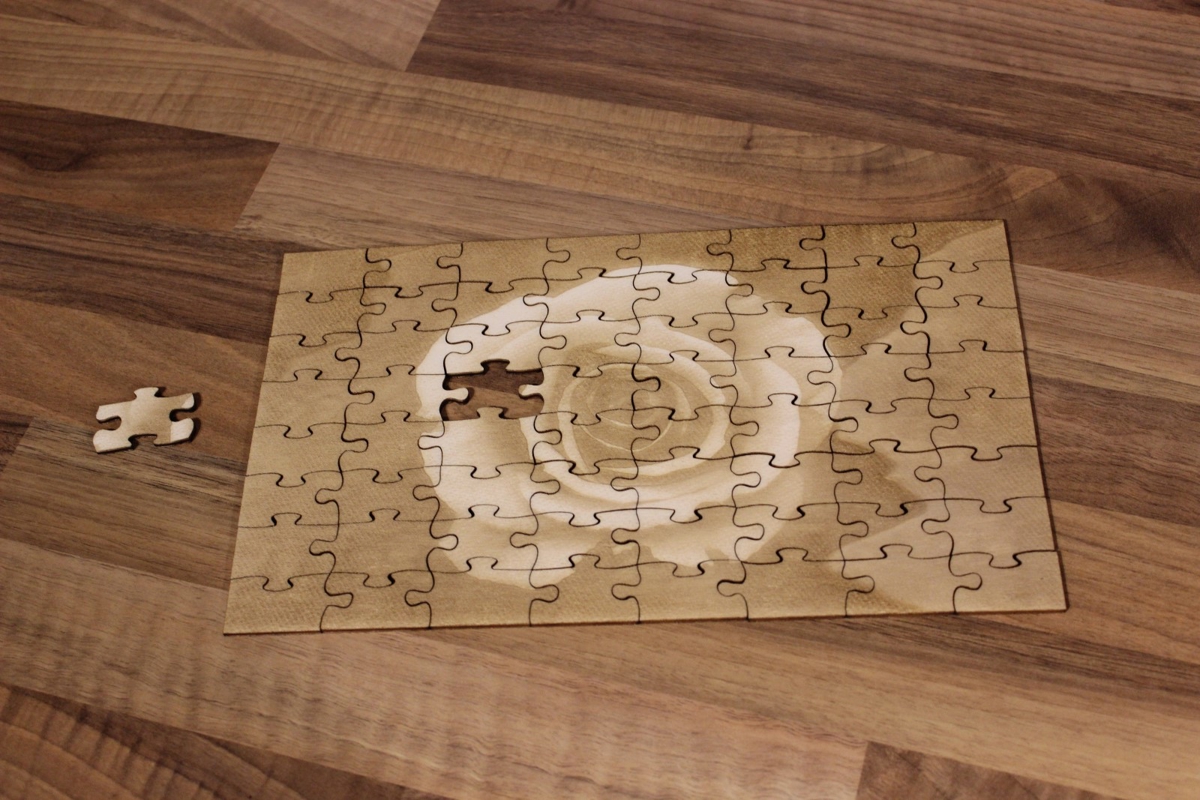 طرح پازل چوبی با حکاکی مناسب برای استفاده در دستگاه های cnc چوب و cnc لیزر - laser cut wooden jigsaw puzzle with engraving svg file