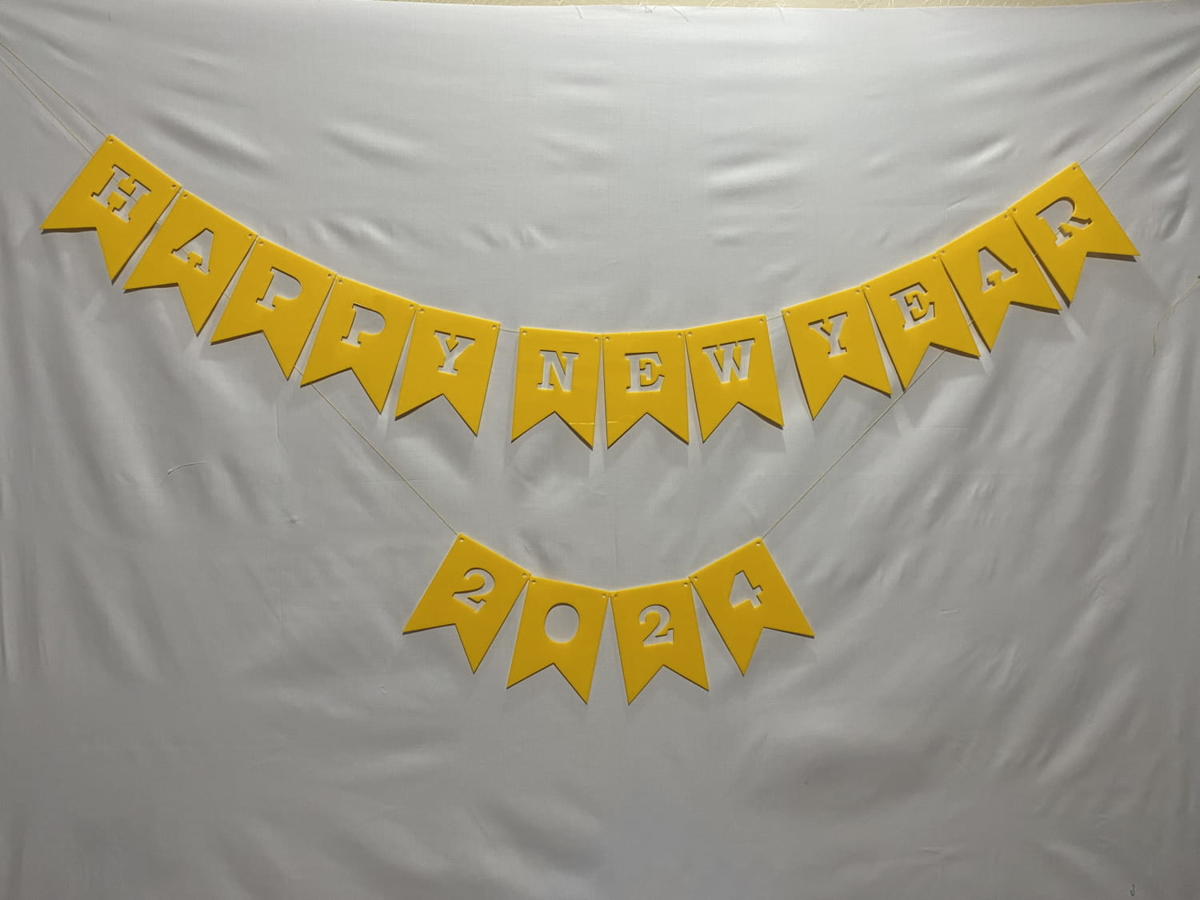 طرح بنر و آویز تبریک سال نو مناسب برای استفاده در دستگاه های cnc چوب و cnc لیزر - laser cut happy new year banner bunting hanging decor cdr file