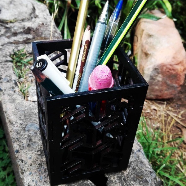 طرح جا خودکاری رومیزی مناسب برای استفاده در دستگاه های cnc چوب و cnc لیزر - laser cut pen holder desk decor ai file