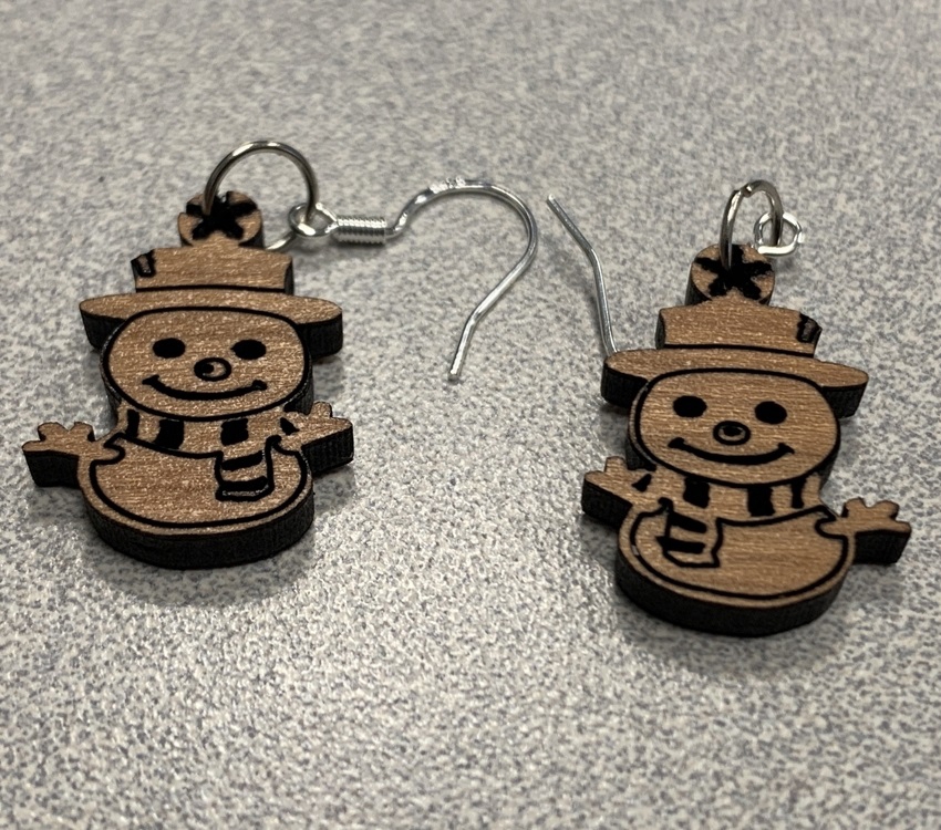 طرح گوشواره آدم برفی مناسب برای استفاده در دستگاه های cnc چوب و cnc لیزر - laser cut snowman earrings svg file