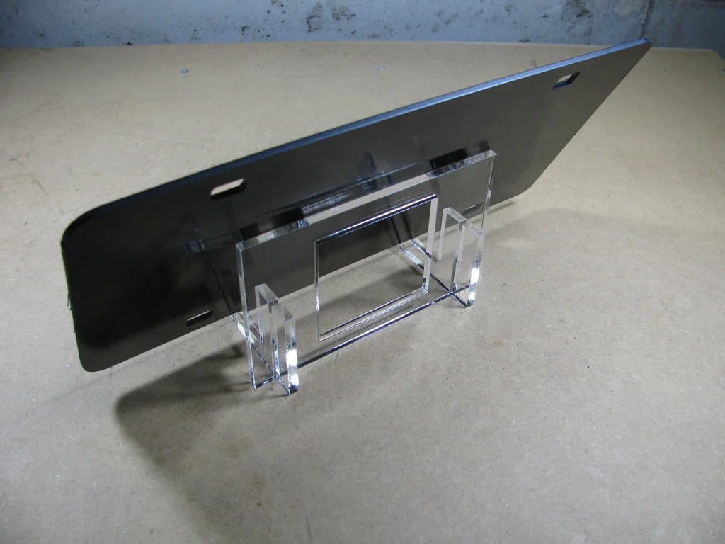 طرح پایه پلاک مناسب برای استفاده در دستگاه های cnc چوب و cnc لیزر - laser cut license plate stand cdr file