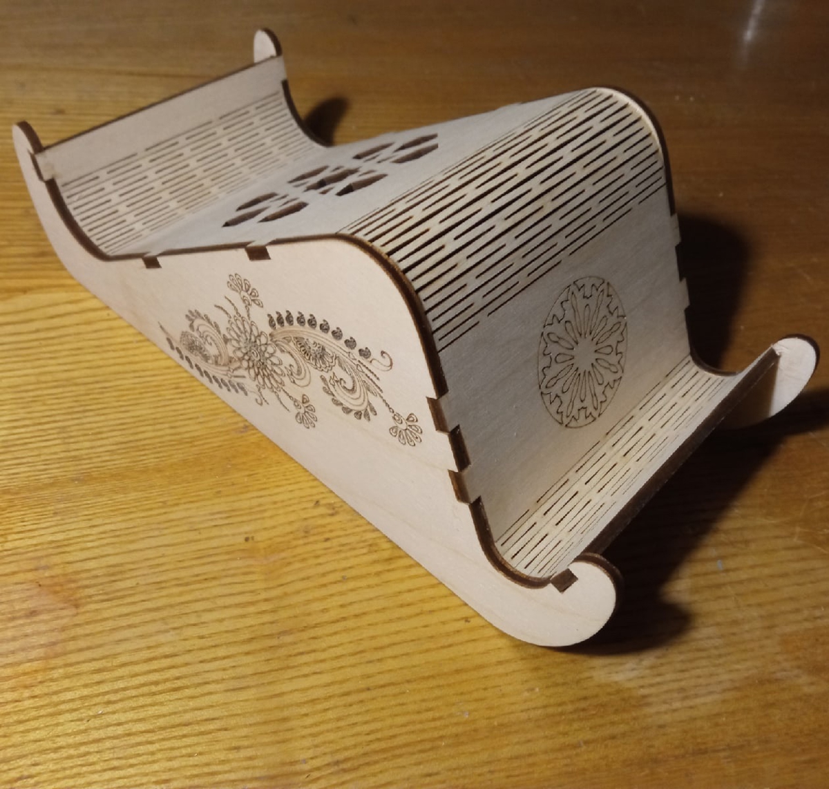 طرح جا موبایل چوبی حکاکی شده، پایه تلفن رومیزی، مناسب برای استفاده در دستگاه های cnc چوب و cnc لیزر - laser cut decor engraved wooden mobile holder desk phone stand cdr file