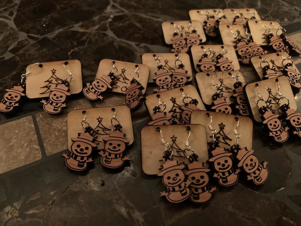 طرح قالب‌های گوشواره آدم برفی ، مناسب برای استفاده در دستگاه های cnc چوب و cnc لیزر - laser cut snowman earrings templates svg file