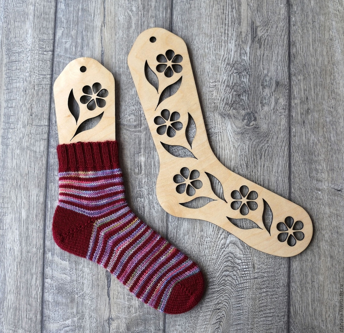 طرح جا جورابی چوبی با طرح گل مناسب برای استفاده در دستگاه های cnc چوب و cnc لیزر - laser cut wooden sock blockers with flowers cdr file