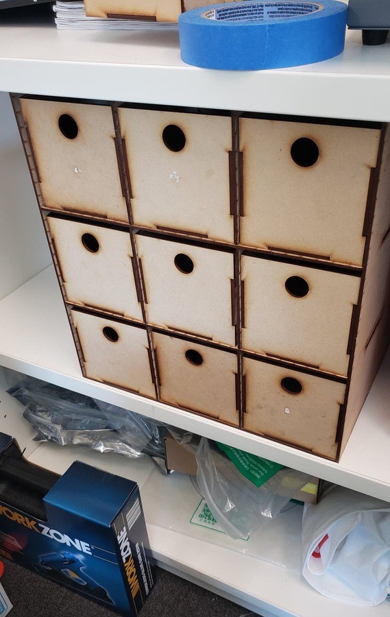 طرح قفسه انبار 9 کشویی مناسب برای استفاده در دستگاه های cnc چوب و cnc لیزر - laser cut 9 drawer storage shelf svg file