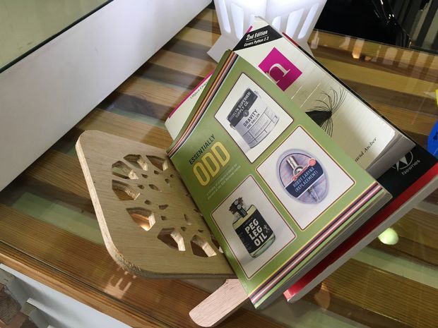 طرح پایه کتاب مناسب برای استفاده در دستگاه های cnc چوب و cnc لیزر - laser cut book stand svg file