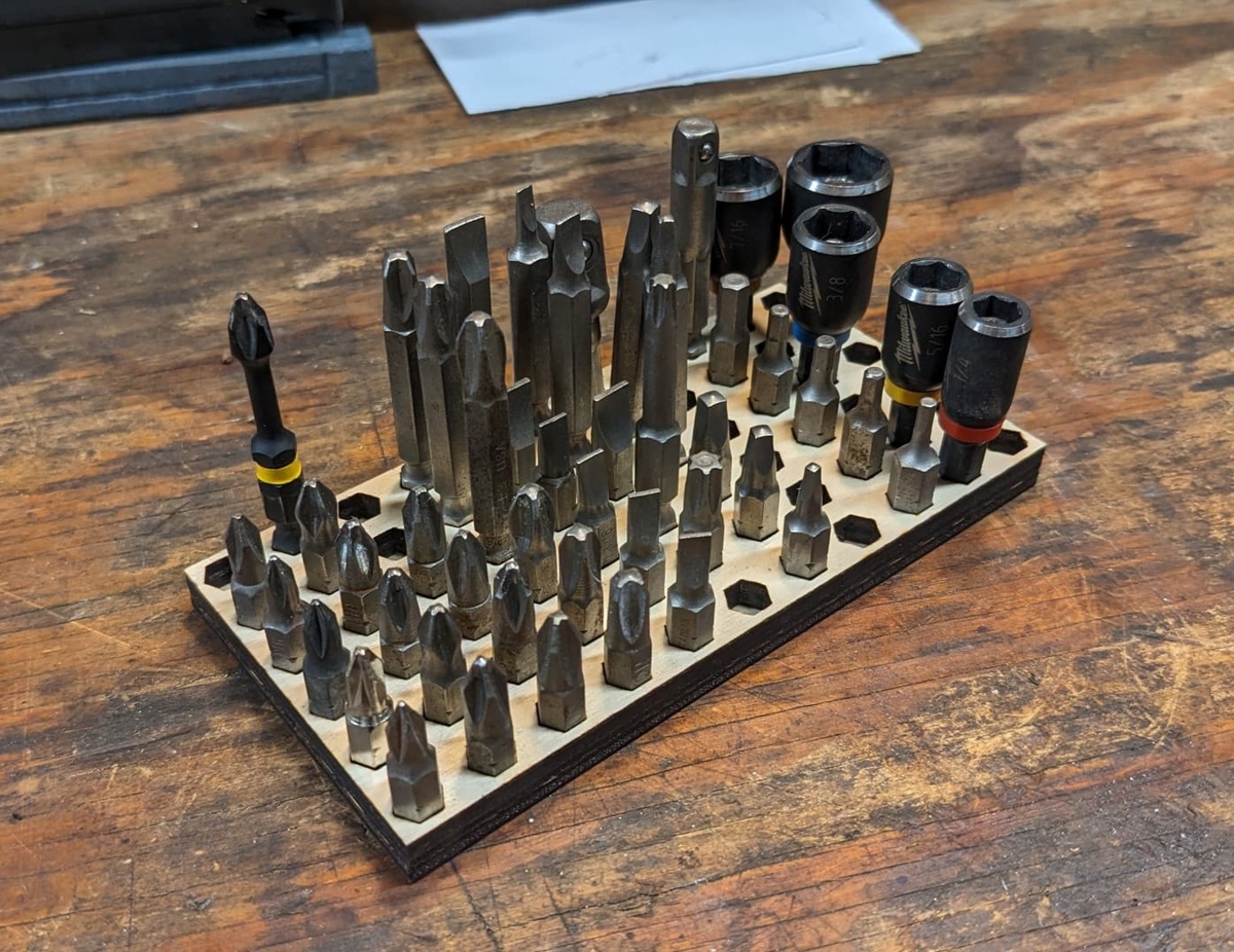 طرح جای پیچ گوشتی مناسب برای استفاده در دستگاه های cnc چوب و cnc لیزر - laser cut screwdriver bit holder svg file