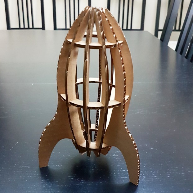 طرح سفینه فضایی قدیمی مناسب برای استفاده در دستگاه های cnc چوب و cnc لیزر - laser cut retro rocketship svg file