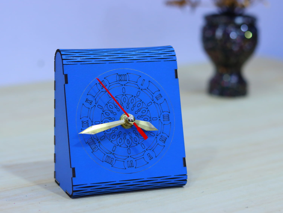 طرح ساعت رومیزی چوبی مناسب برای استفاده در دستگاه های cnc چوب و cnc لیزر - laser cut wood desk clock cdr file