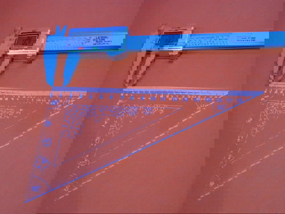 طرح خط کش مثلثی مناسب برای استفاده در دستگاه های cnc چوب و cnc لیزر - laser cut triangle ruler dxf file