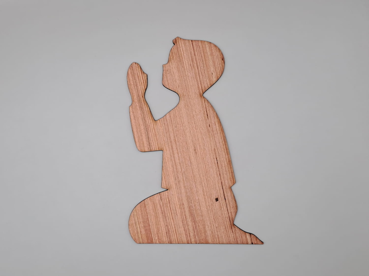 طرح پسر دعا کننده مناسب برای استفاده در دستگاه های cnc چوب و cnc لیزر - laser cut praying boy cutout cdr file