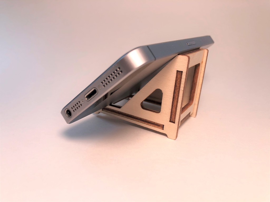 طرح پایه تلفن مناسب برای استفاده در دستگاه های cnc چوب و cnc لیزر - laser cut phone stand svg file