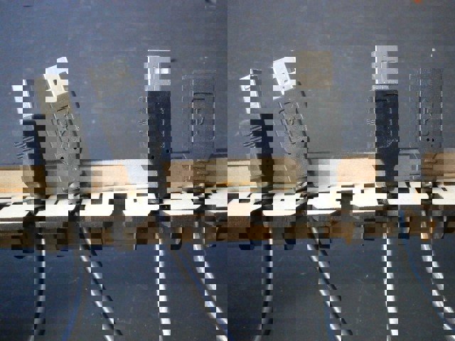 طرح آویز کابل USB مناسب برای استفاده در دستگاه های cnc چوب و cnc لیزر - laser cut usb cable hanger dxf file