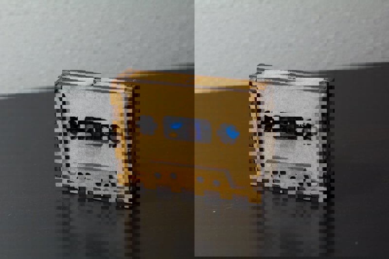 طرح نگهدارنده نوار کاست برای کارت‌های SD مناسب برای استفاده در دستگاه های cnc چوب و cnc لیزر - laser cut cassette tape holder for sd cards