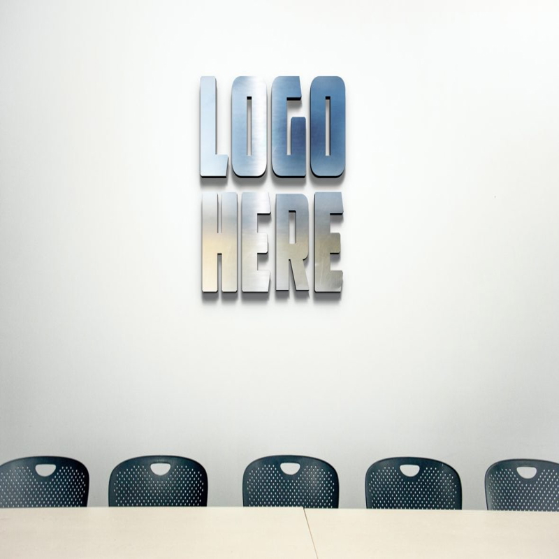 فایل موکاپ لوگوی نقره‌ای سه‌بعدی روی دیوار دفتر - 3D Silver Logo Mockup on Office Wall