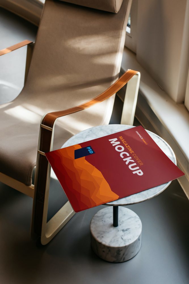 فایل ماک‌آپ مجله روی میز - Magazine On Table Mockup