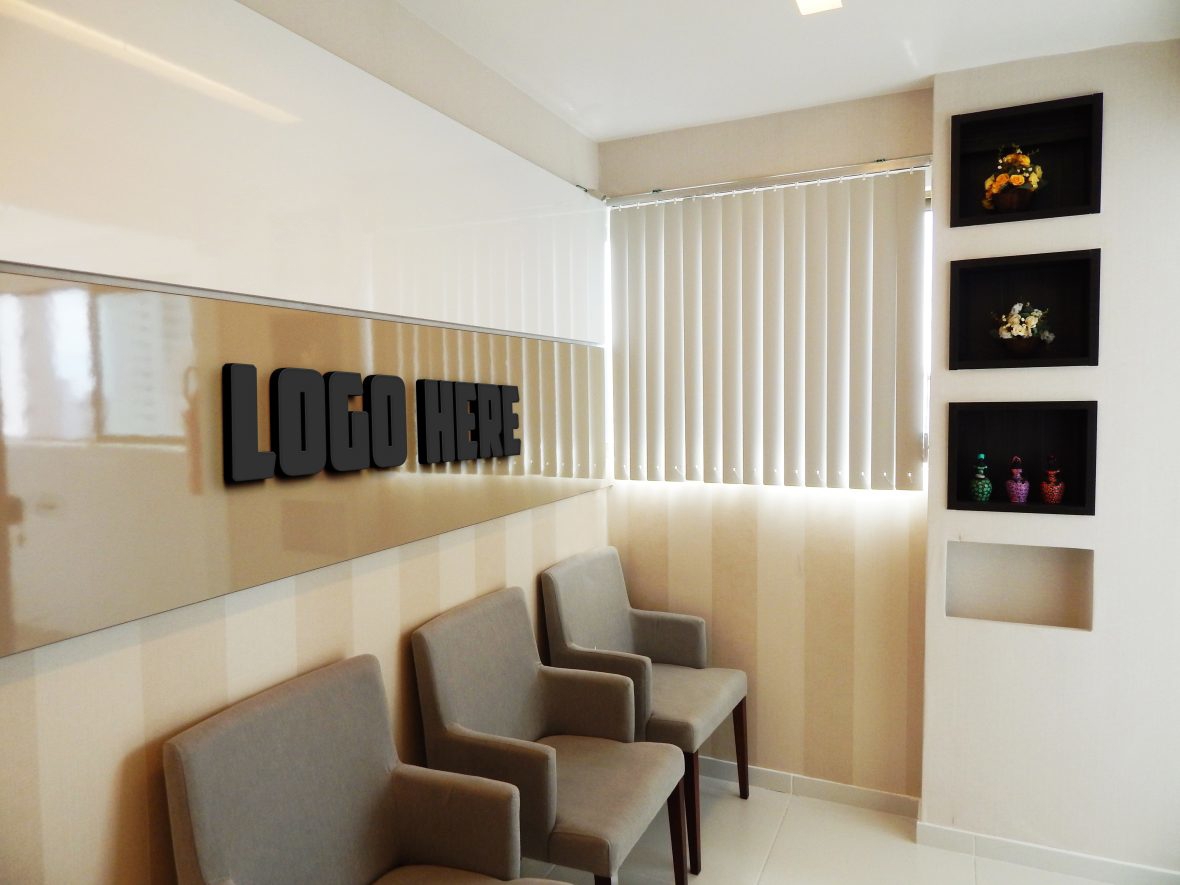 فایل موکاپ لوگوی مشکی روی دیوار اتاق انتظار دفتر - Black Logo Mockup on Office Waiting Room Wall