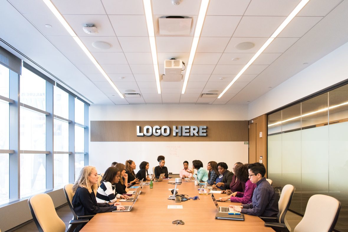 فایل موکاپ لوگو اتاق جلسه هیئت مدیره - Board Meeting Room Logo Mockup