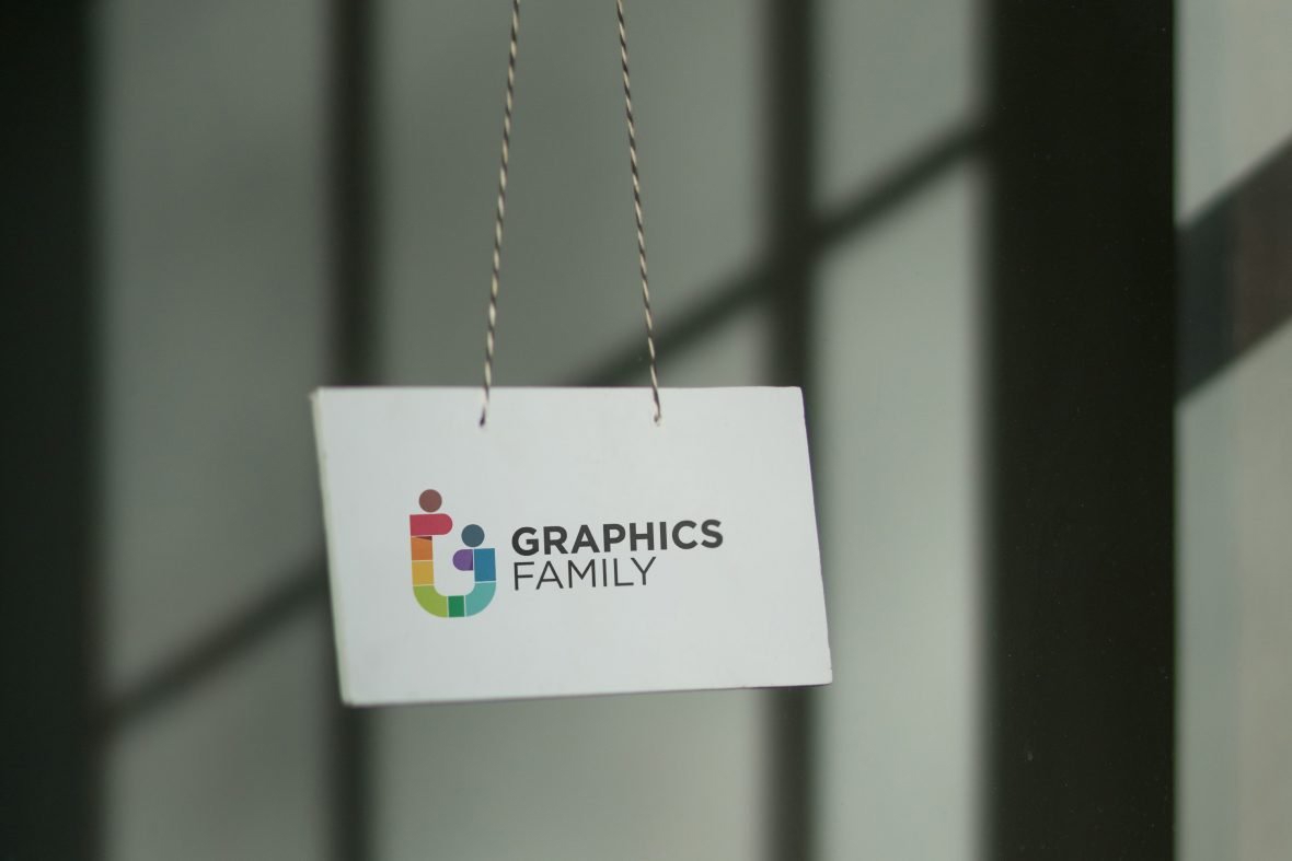 فایل موکاپ لوگو پلاک درب - Door tag logo mockup