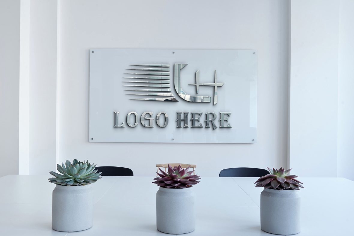 فایل موکاپ لوگوی شیشه‌ای روی تخته شیشه‌ای دفتر - Glass Logo Mockup on Office Glass Board