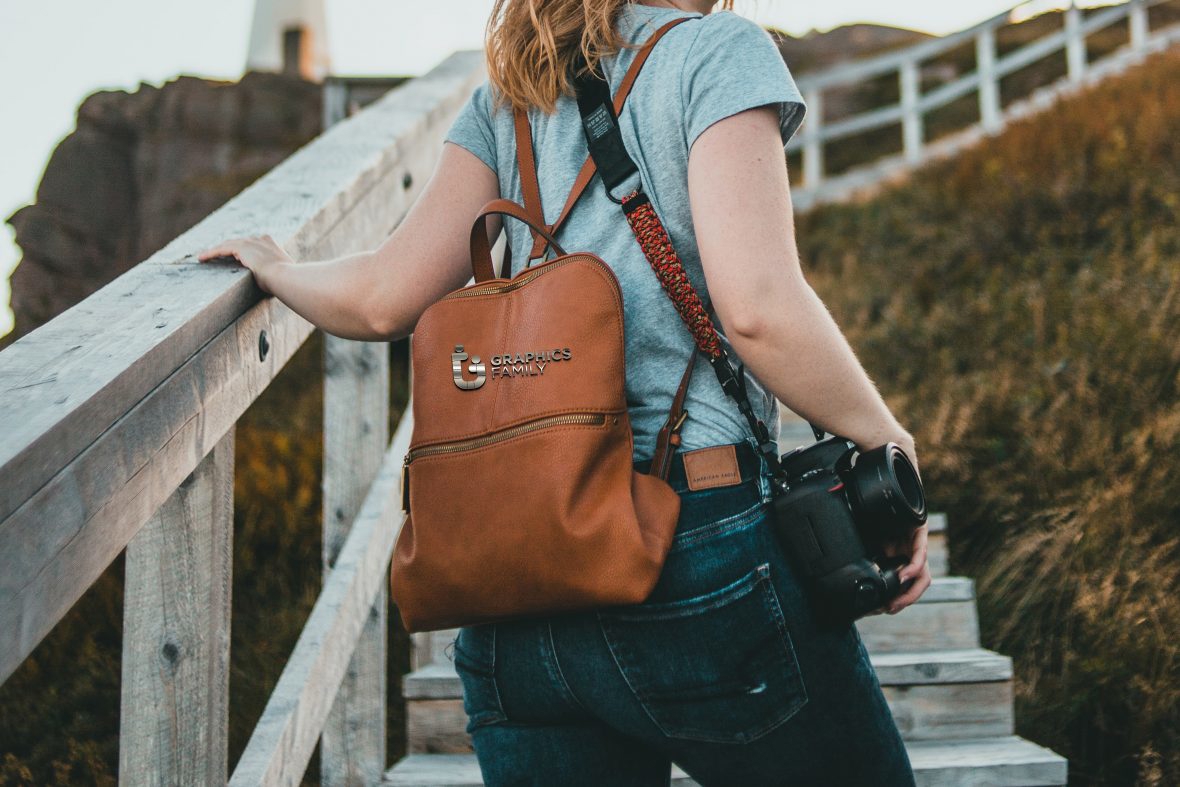 فایل موکاپ لوگو روی کیف چرمی زنانه - Logo Mockup on Women Leather Bag