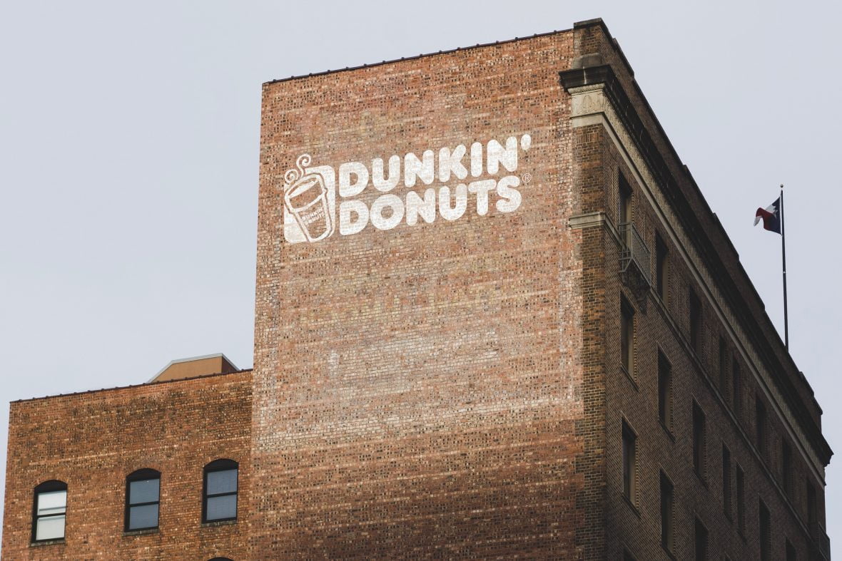 فایل موکاپ لوگو ساختمان هتل قدیمی - Vintage Hotel Building Logo Mockup