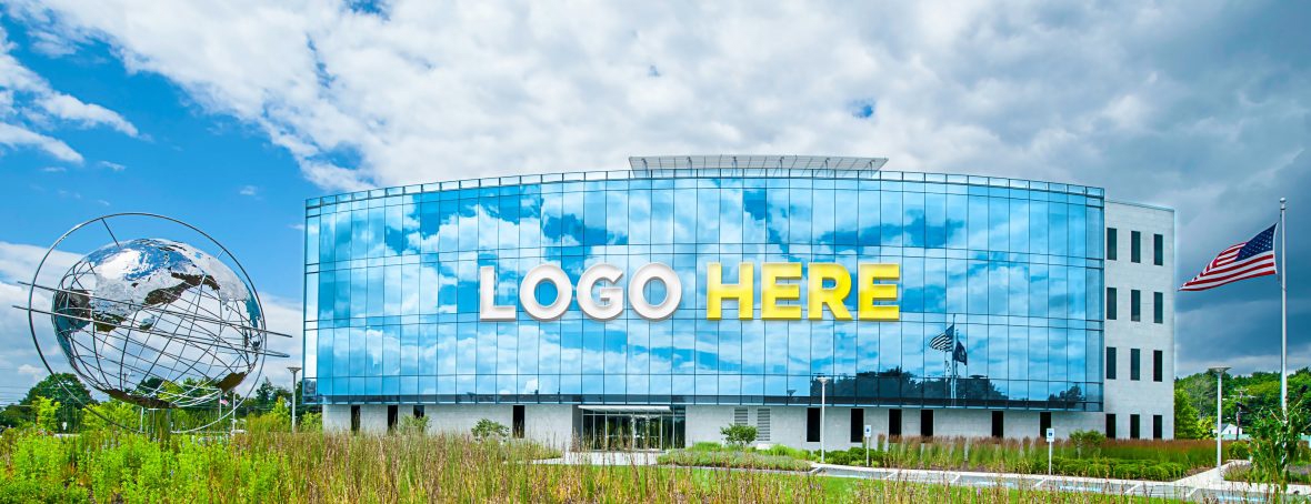 فایل موکاپ لوگو ساختمان عریض واقع‌گرایانه - Wide Realistic Building Logo Mockup